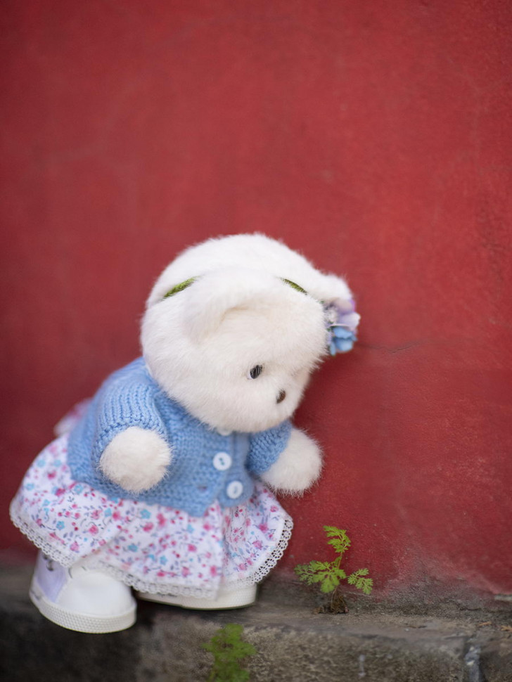 Мягкая игрушка TeddyTales Lina Медведь Незабудка пудинговый цвет с костюмом S 20 см TT000043