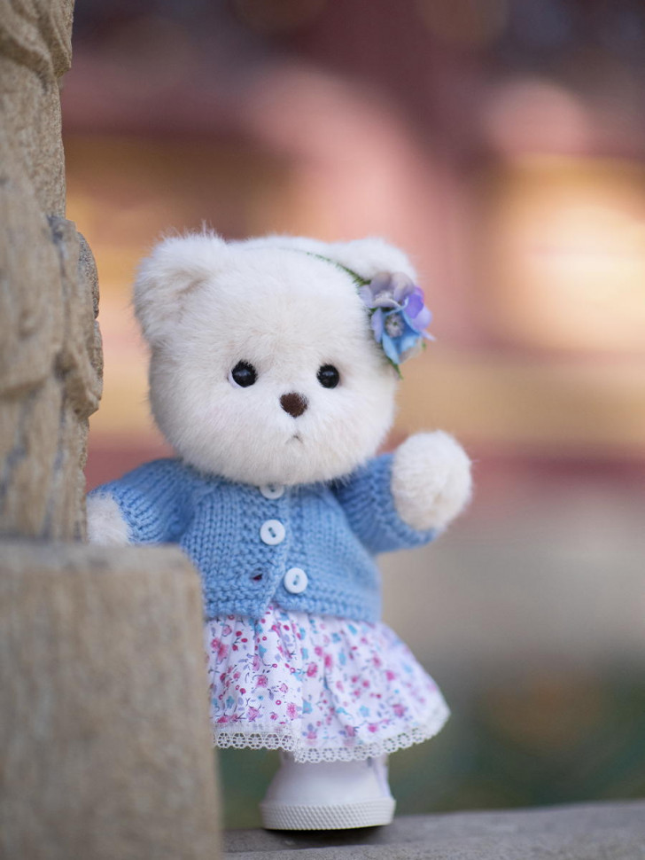 Мягкая игрушка TeddyTales Lina Медведь Незабудка пудинговый цвет с костюмом S 20 см TT000043